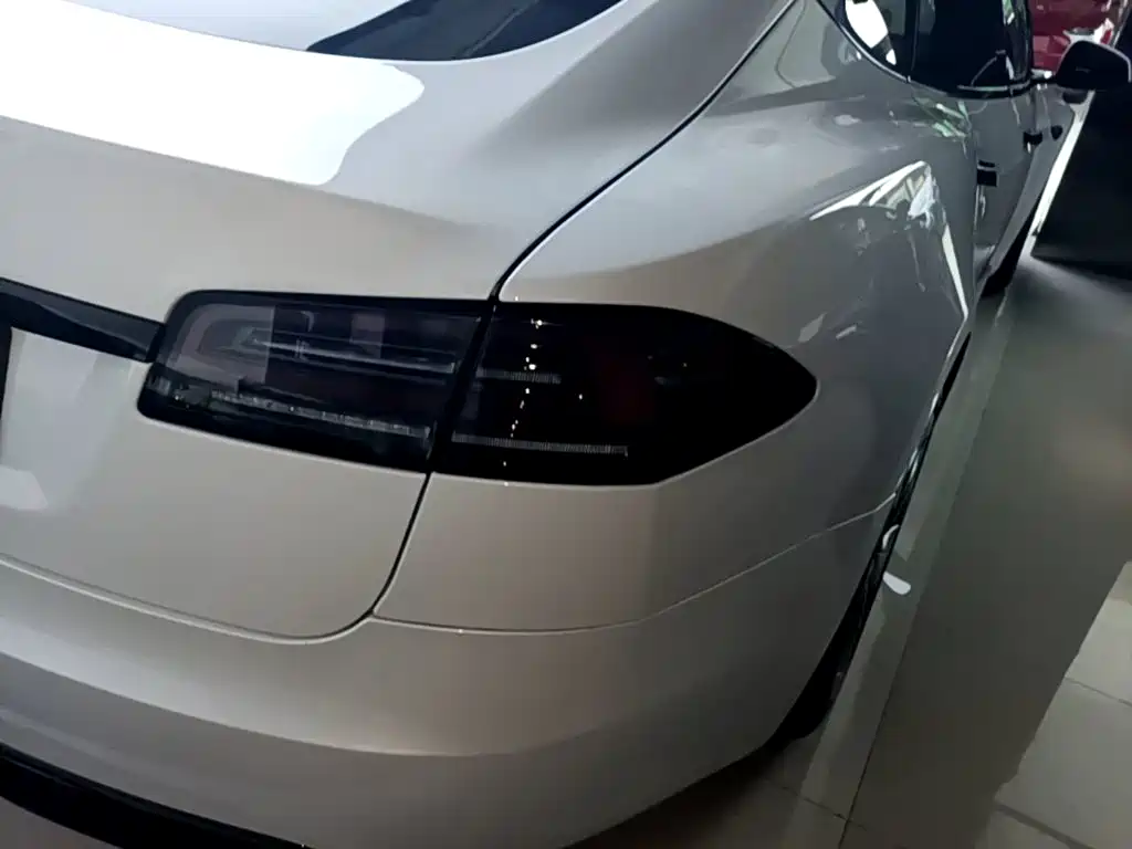Tesla Model S — миниатюра 24