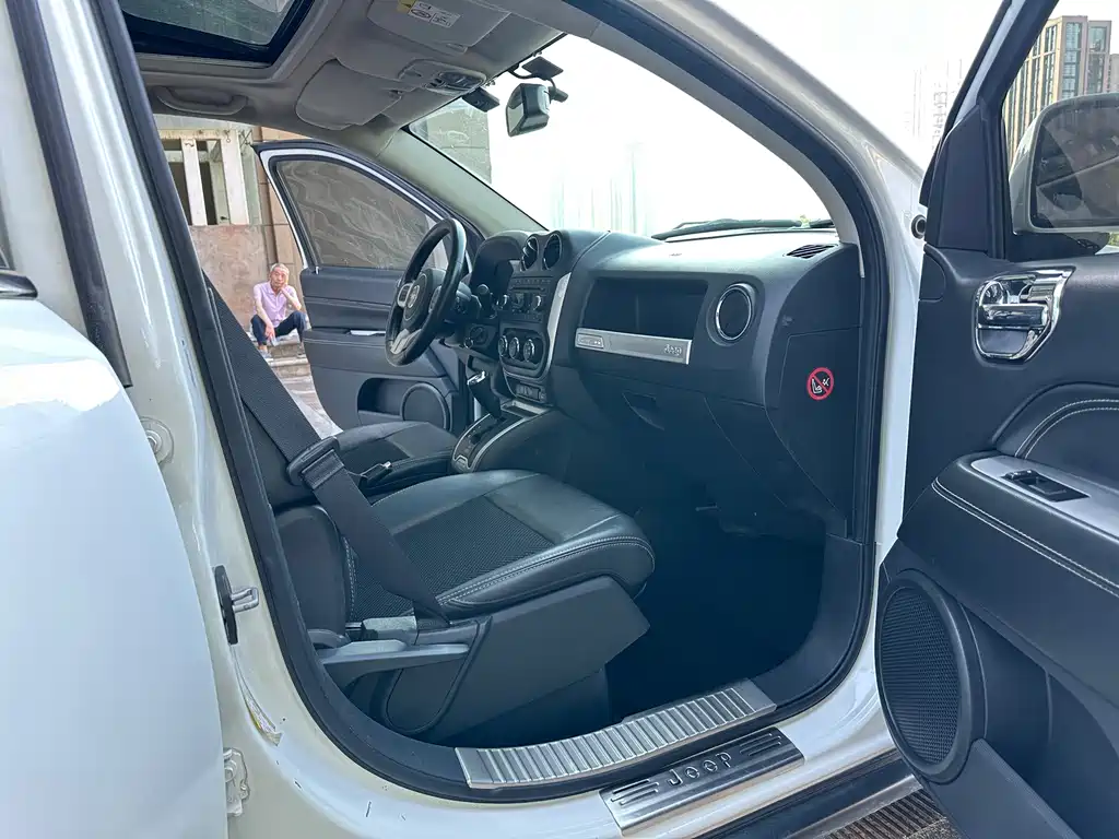 Jeep Compass (Import) — миниатюра 12