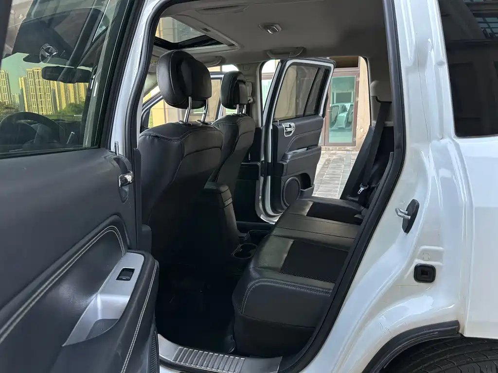 Jeep Compass (Import) — миниатюра 10