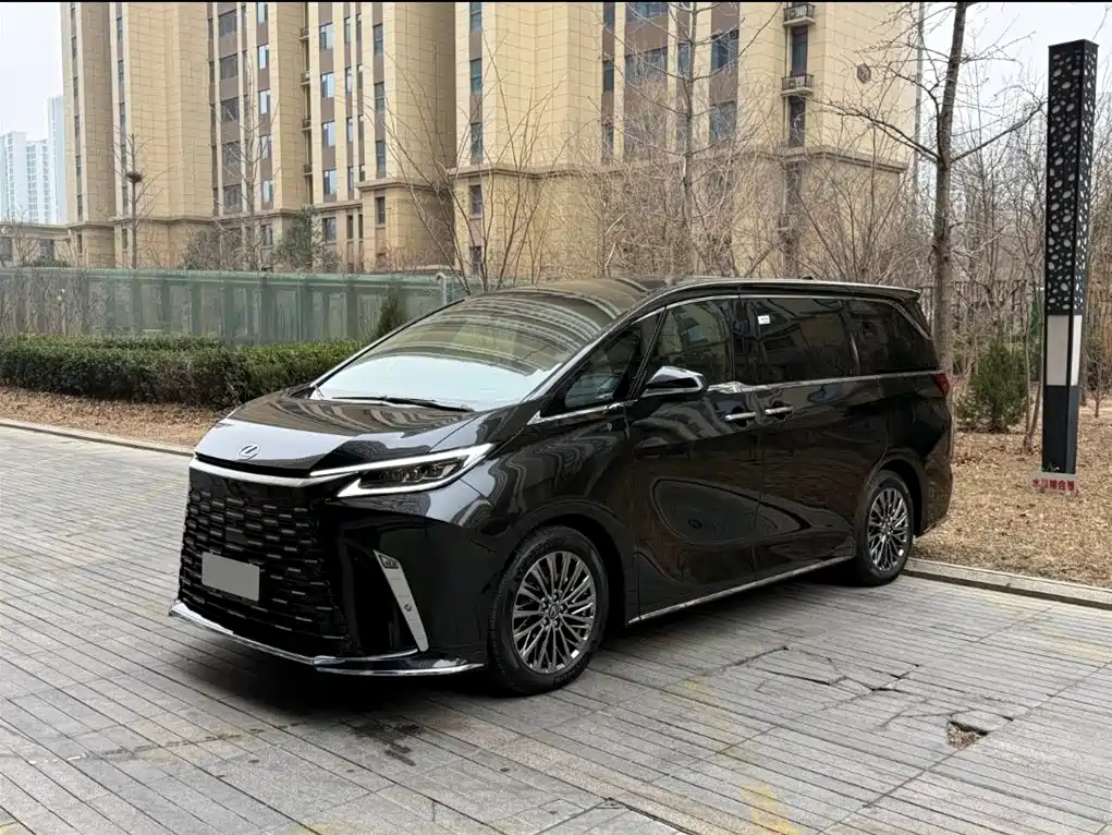 Lexus LM 2025