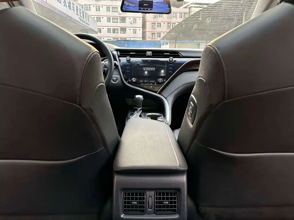 Toyota Camry — миниатюра 12