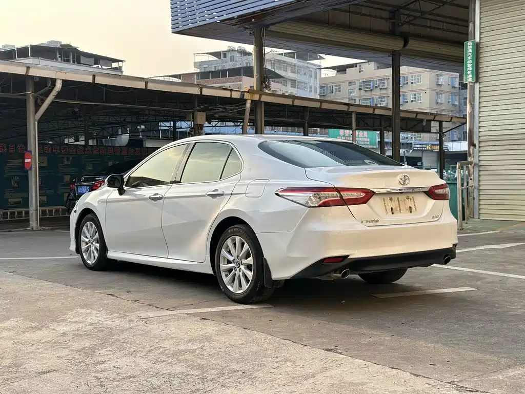 Toyota Camry — миниатюра 5