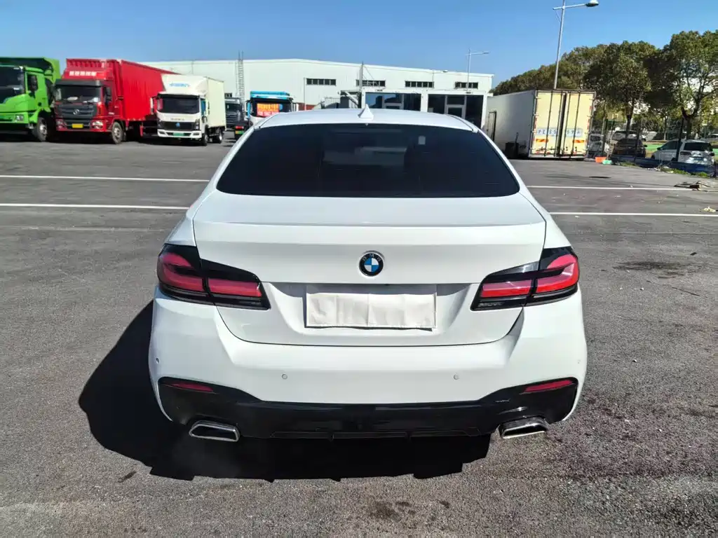 BMW 5 Series — миниатюра 7