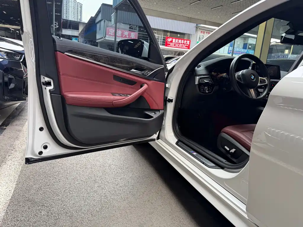 BMW 5 Series — миниатюра 13
