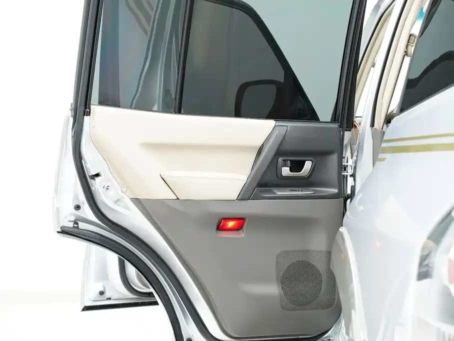 Mitsubishi Pajero — миниатюра 16