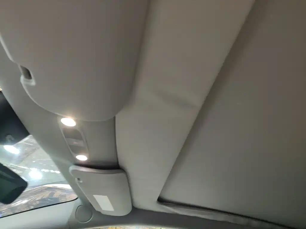 Tesla Model Y — миниатюра 18