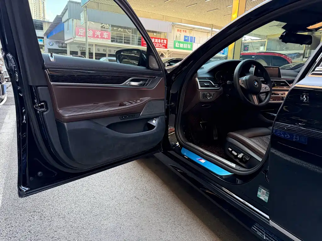 BMW 7 Series — миниатюра 13