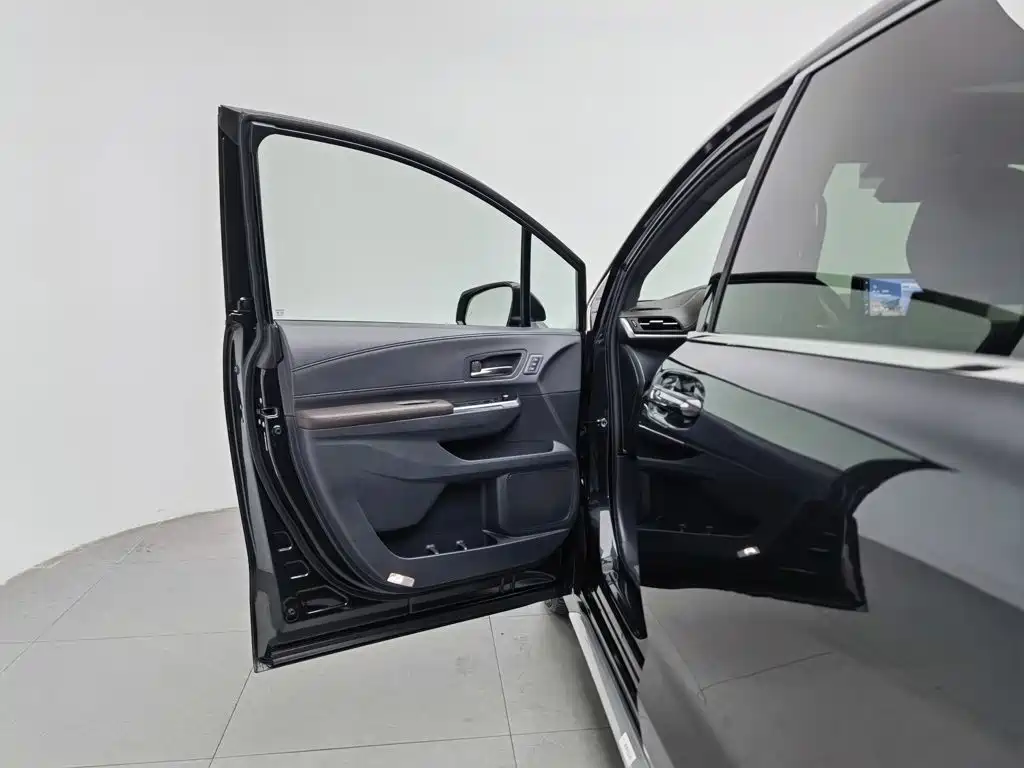 Toyota Granvia — миниатюра 8