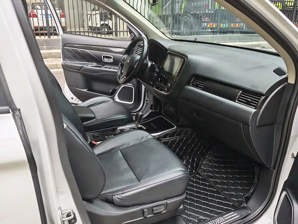 Mitsubishi Outlander — миниатюра 6