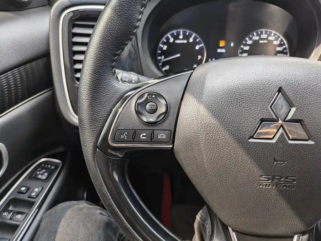 Mitsubishi Outlander - фото 13