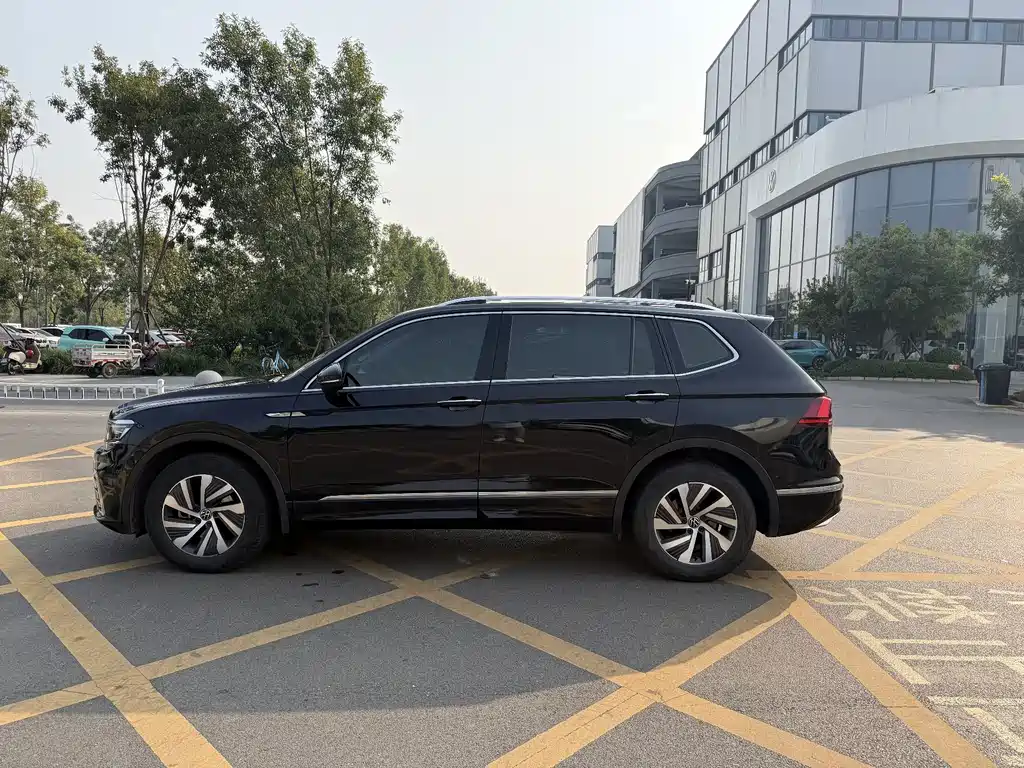 Volkswagen Tiguan L PHEV — миниатюра 9