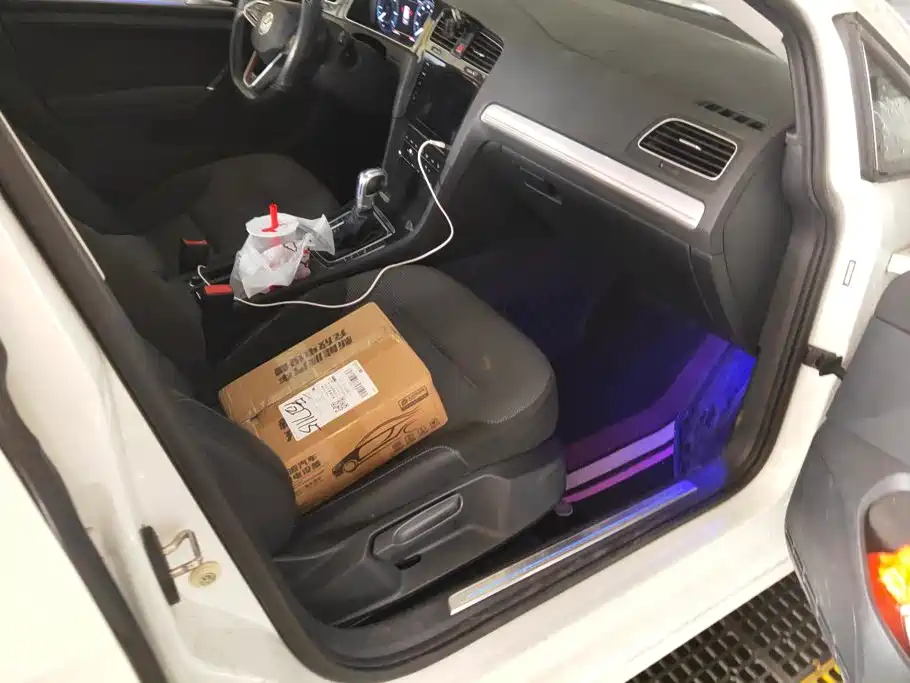 Volkswagen Golf EV — миниатюра 8