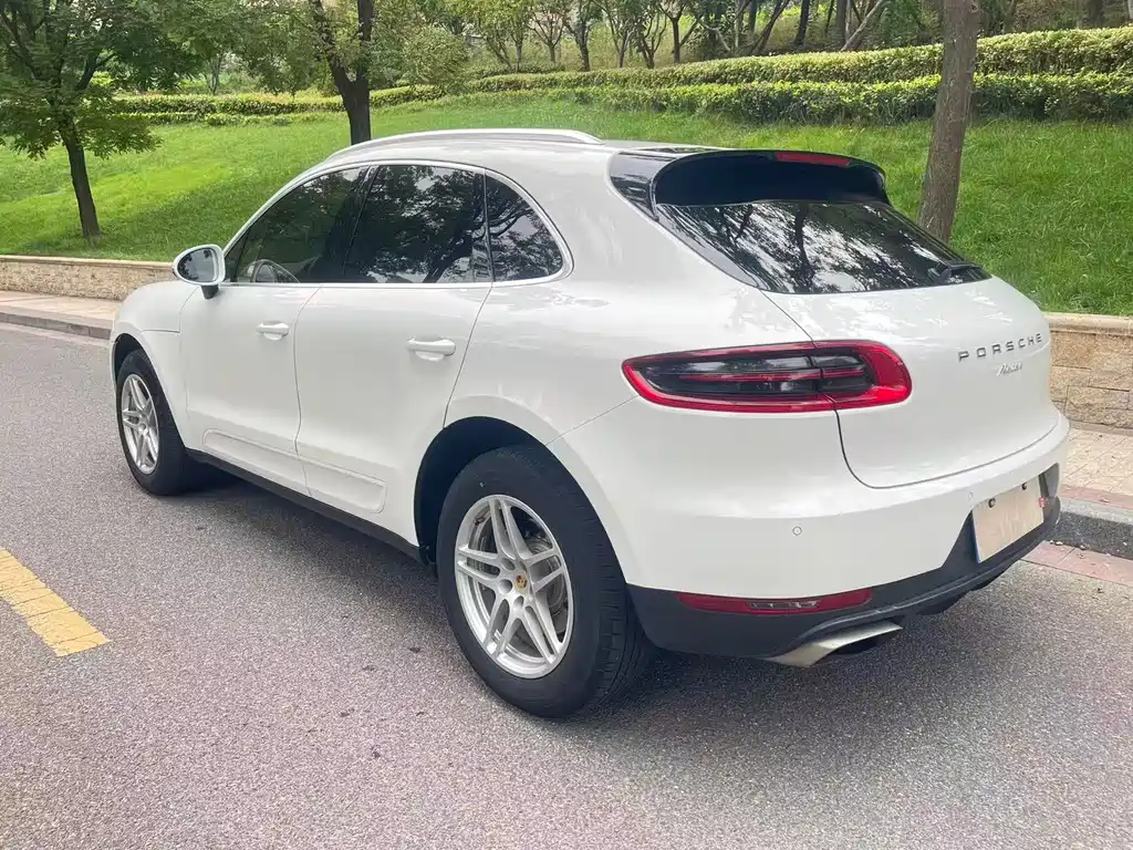 PORSCHE MACAN