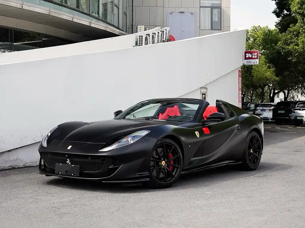 FERRARI  812