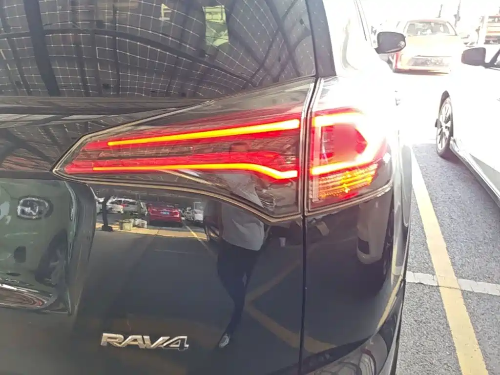 Toyota RAV4 — миниатюра 8