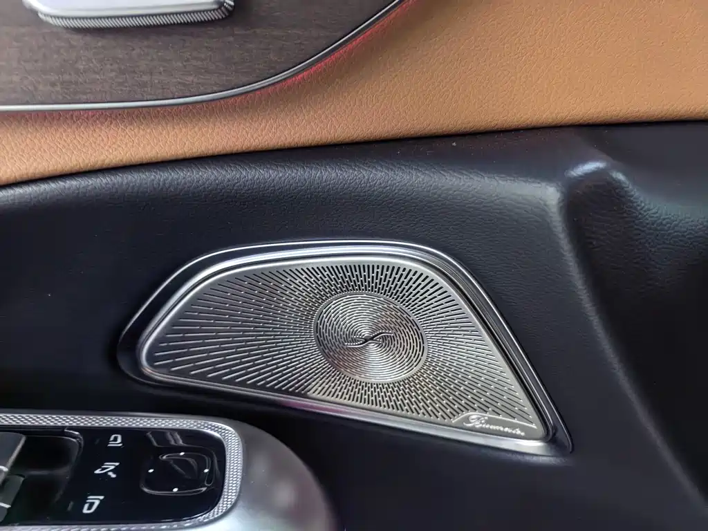 Mercedes-Benz E-Class — миниатюра 8