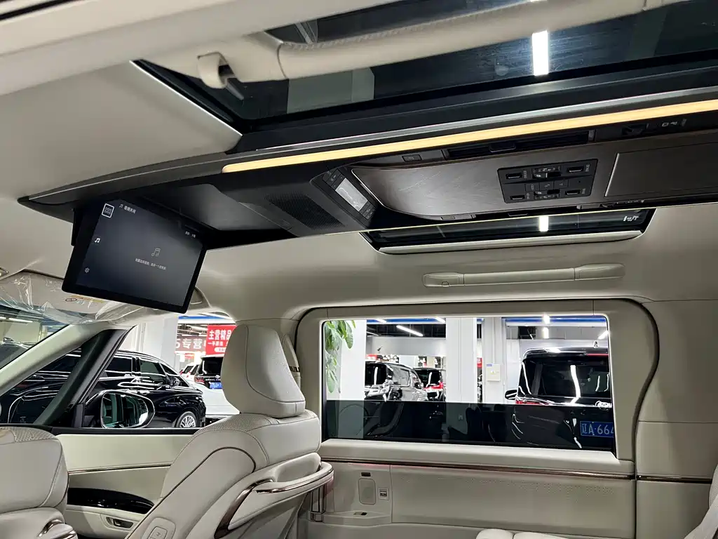 Lexus LM 2023 500h мест