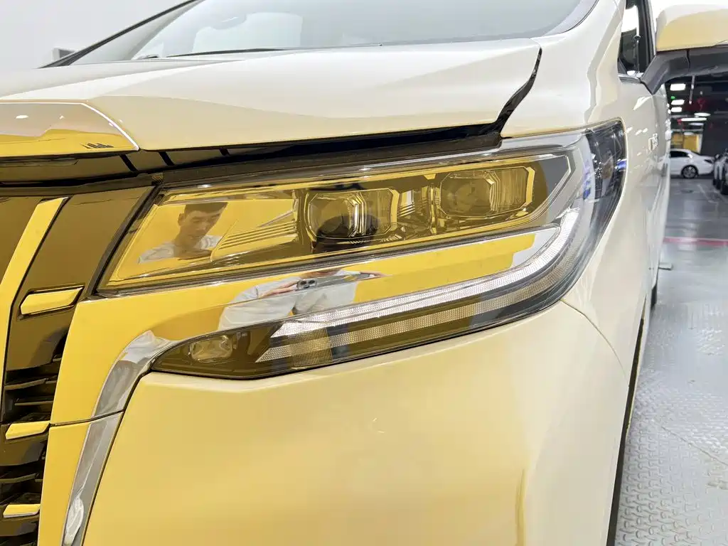 Toyota Alphard — миниатюра 8