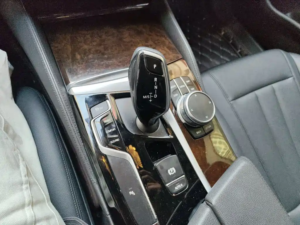 BMW 5 Series — миниатюра 7