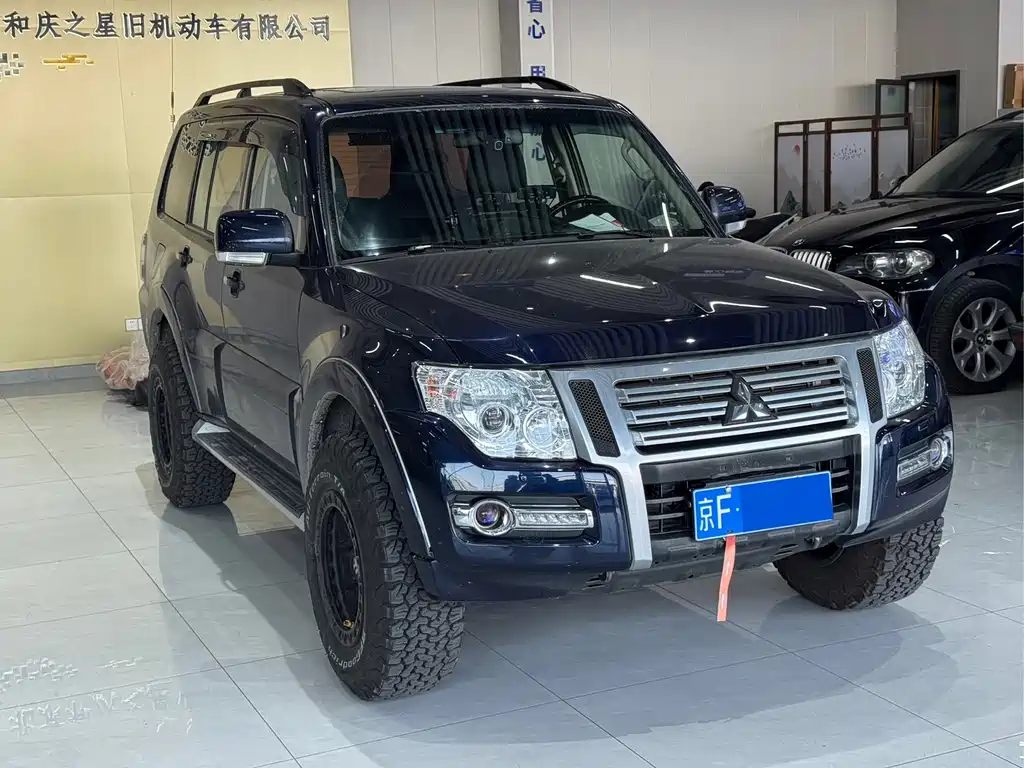 MITSUBISHI PAJERO