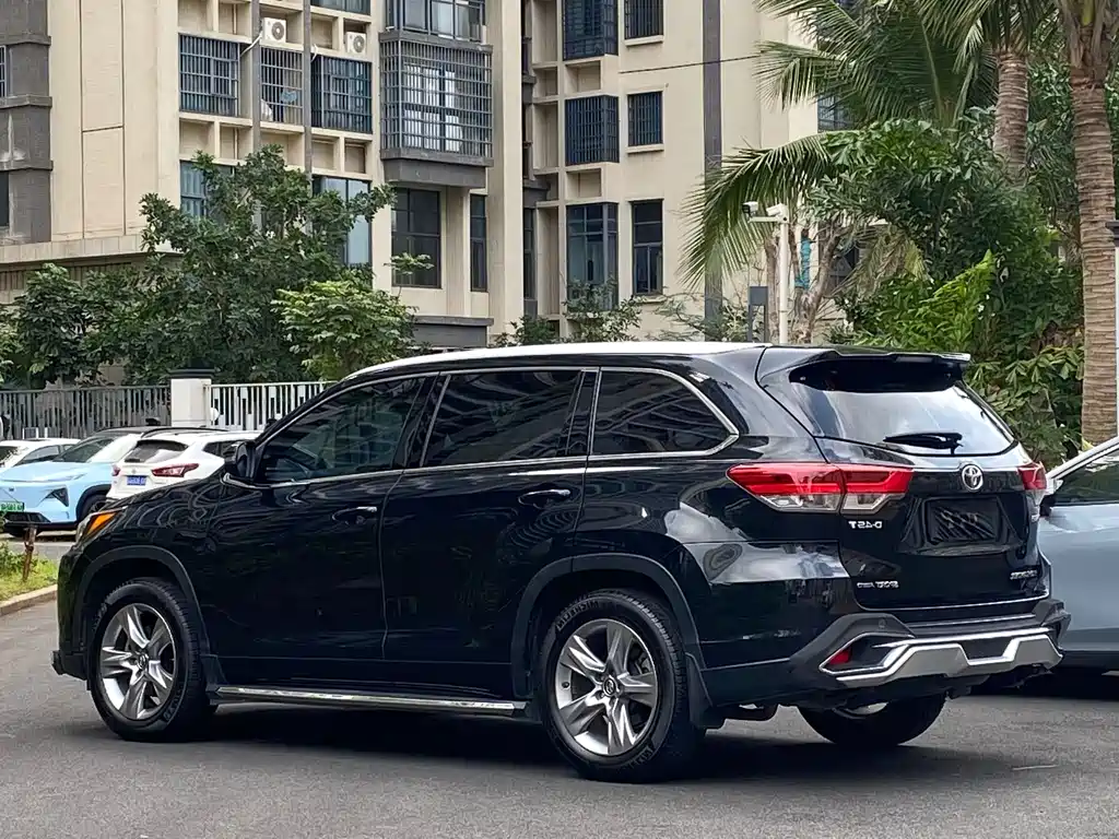TOYOTA HIGHLANDER