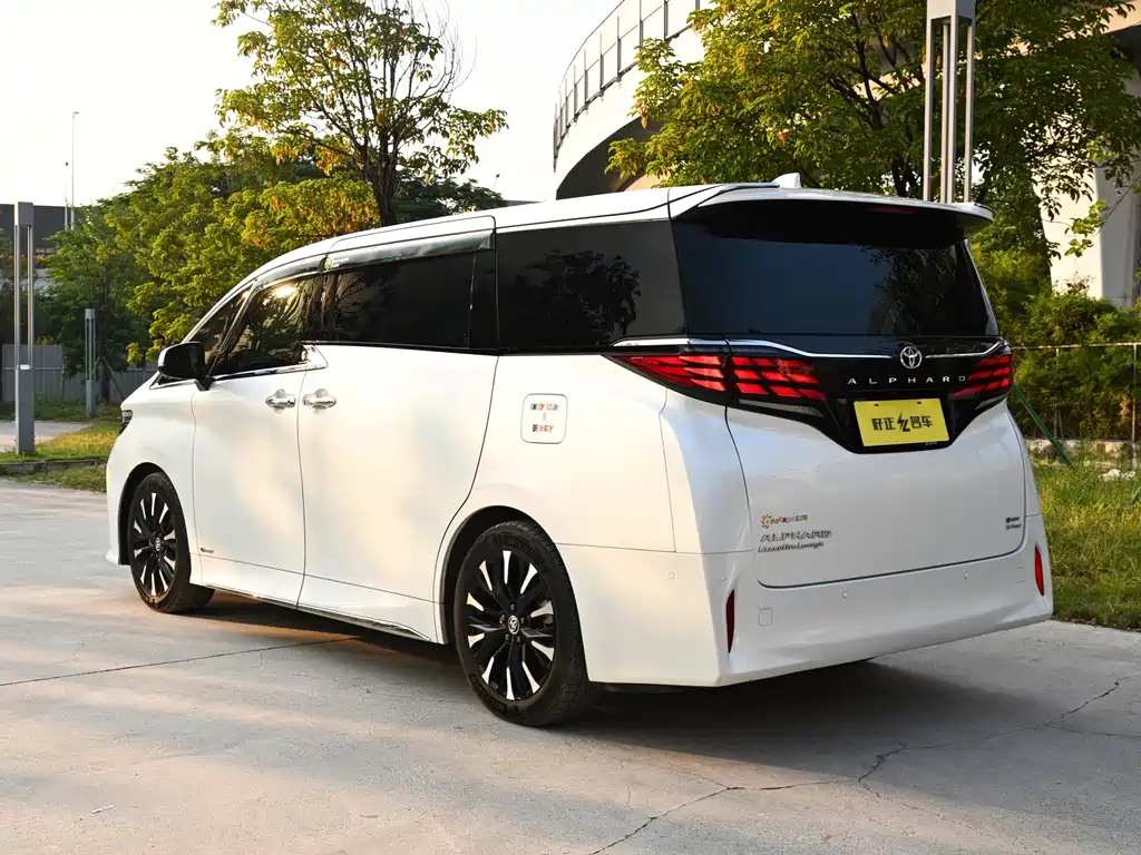 Toyota Alphard — миниатюра 5