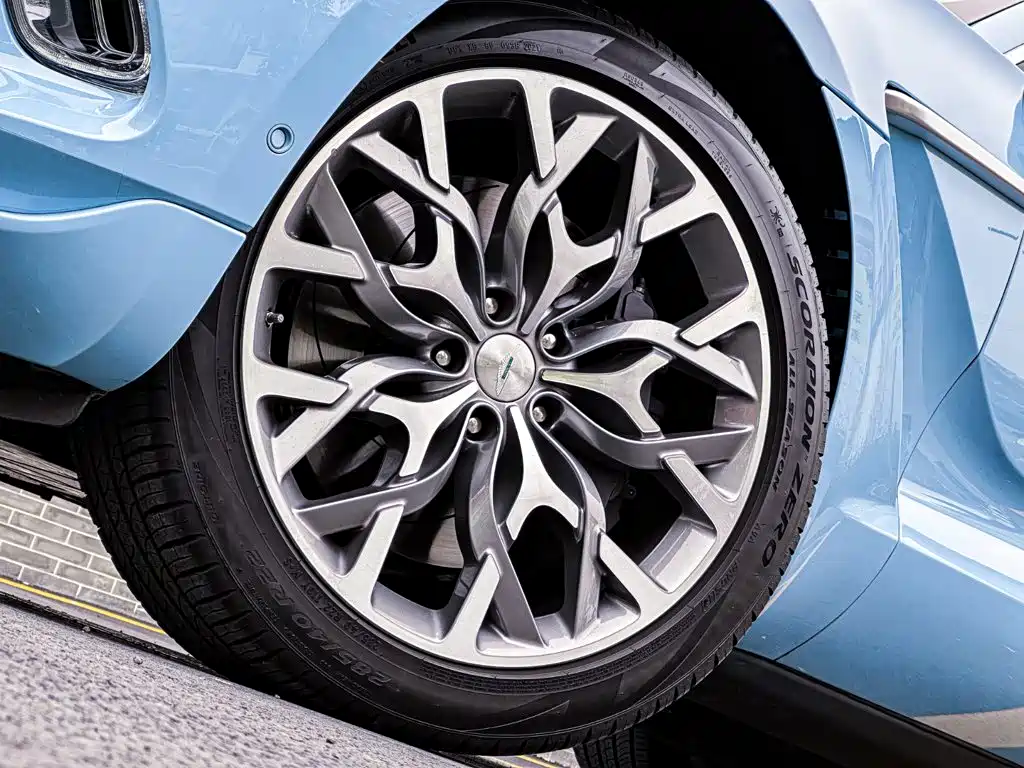 Aston Martin DBX — миниатюра 9