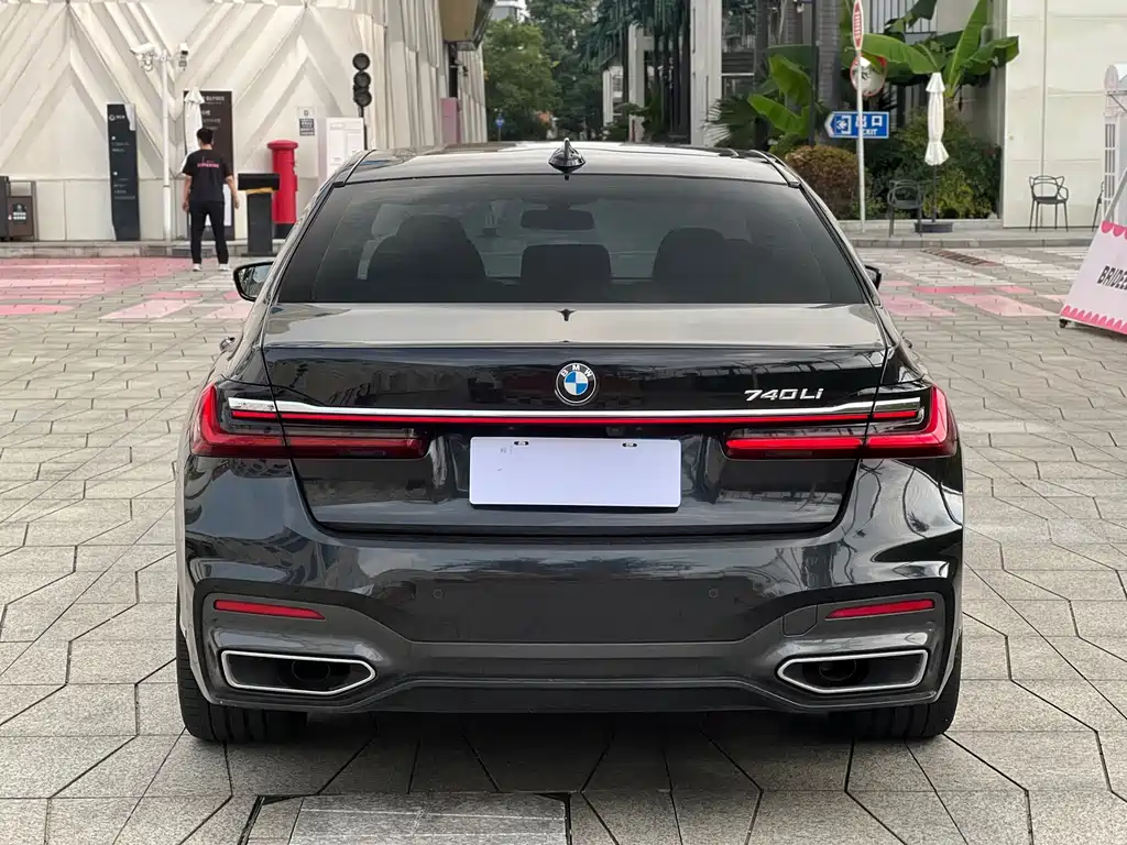 BMW 7 Series — миниатюра 5
