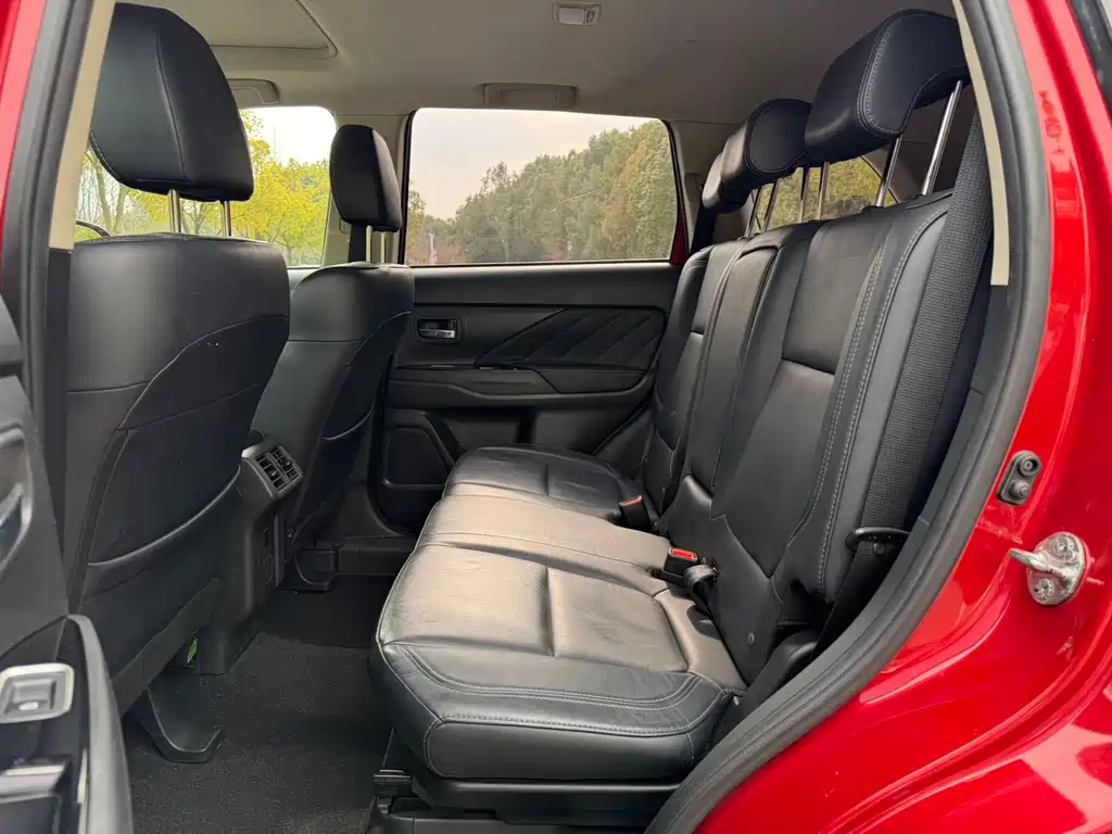 MITSUBISHI OUTLANDER