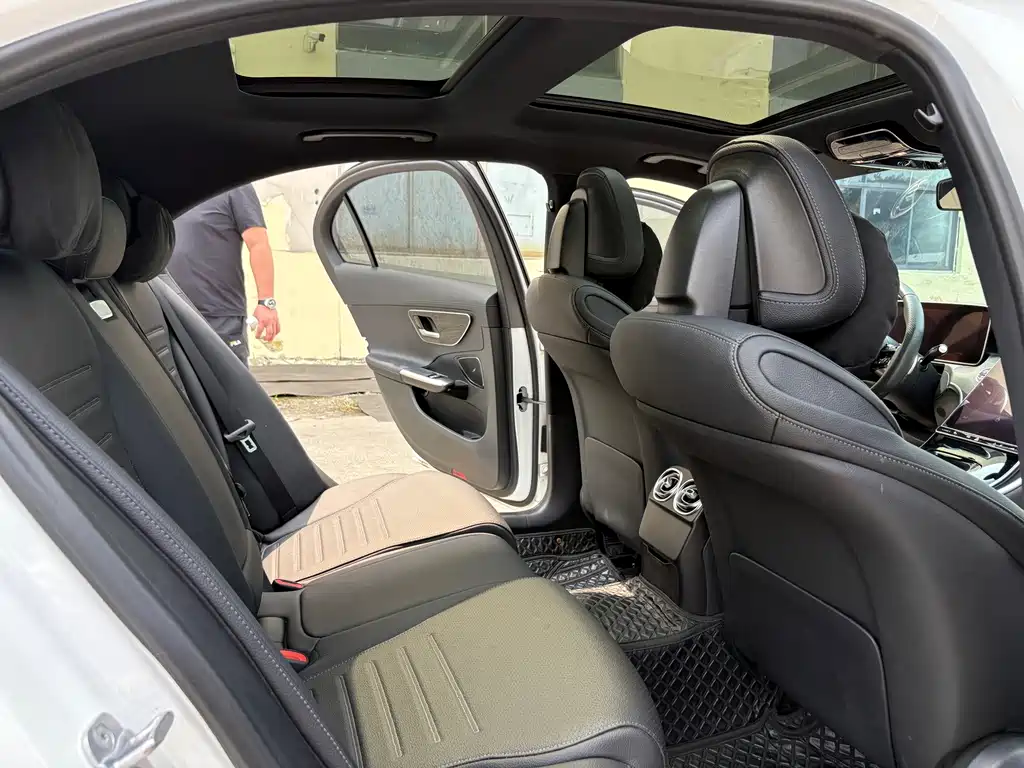 Mercedes-Benz C-Class — миниатюра 11
