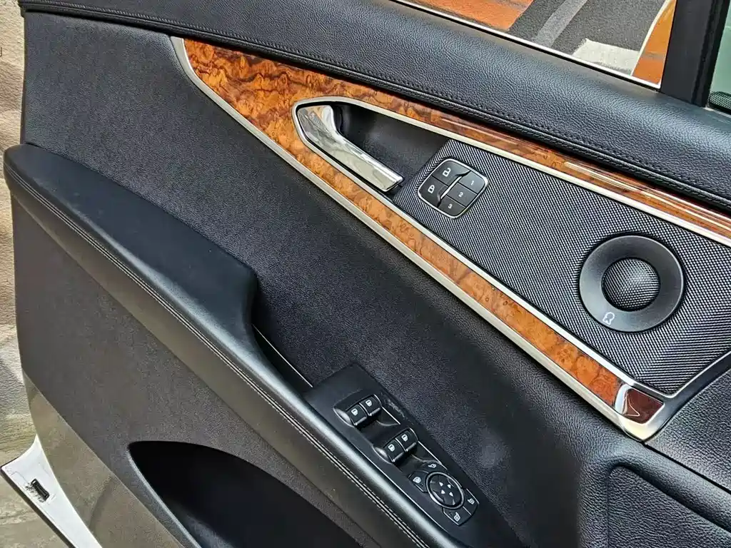 LINCOLN NAVIGATOR (IMPORT)