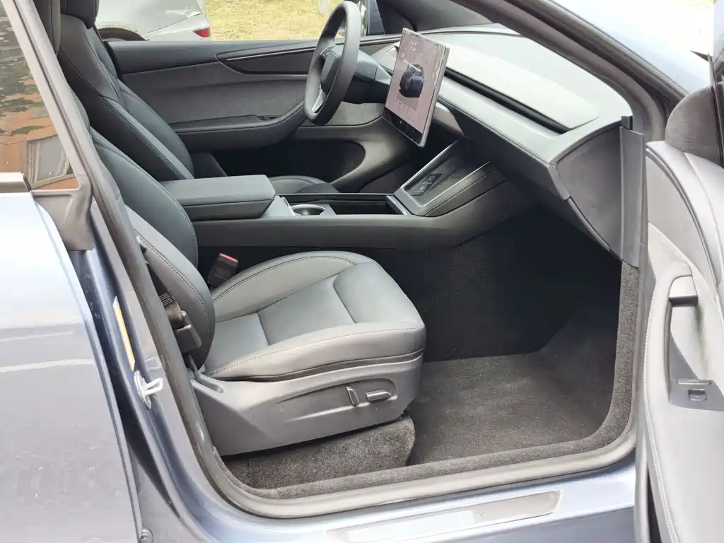 Tesla Model Y — миниатюра 9