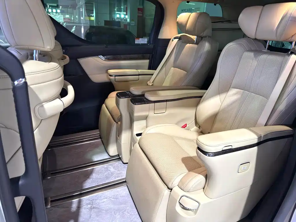 Toyota Alphard — миниатюра 6