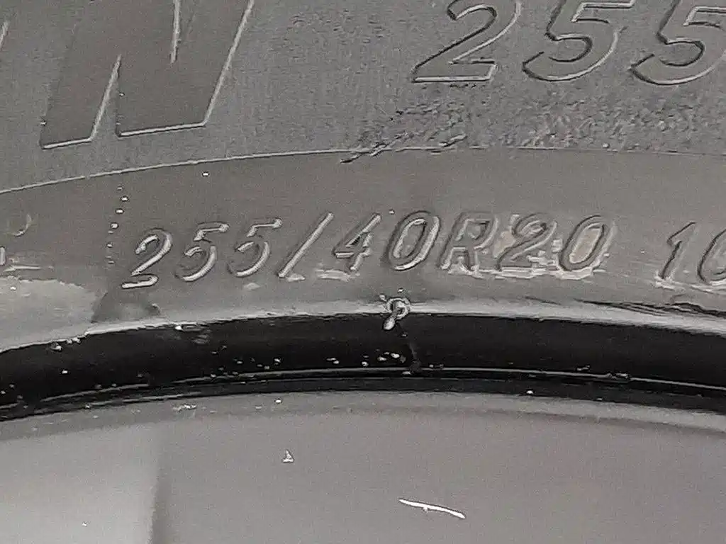Tesla Model Y — миниатюра 24