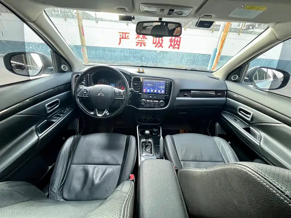 MITSUBISHI OUTLANDER