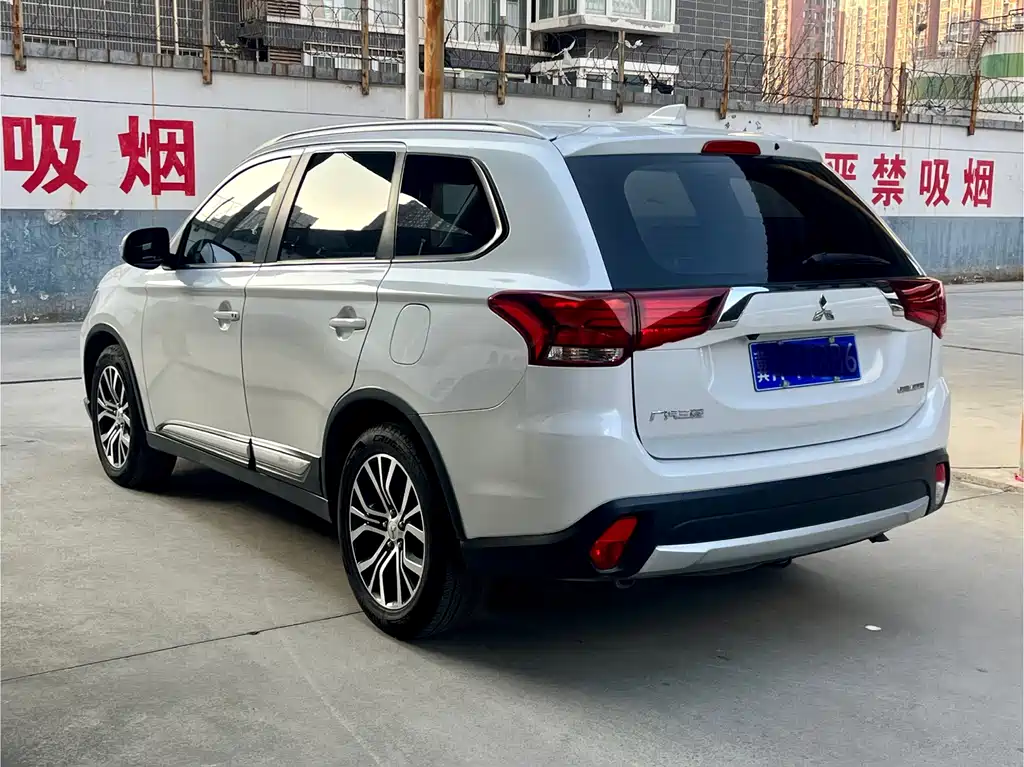 MITSUBISHI OUTLANDER