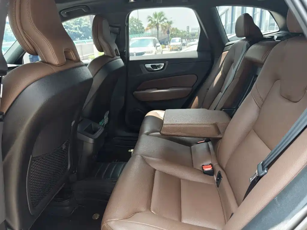 Volvo XC60 2023 B5 Luxury