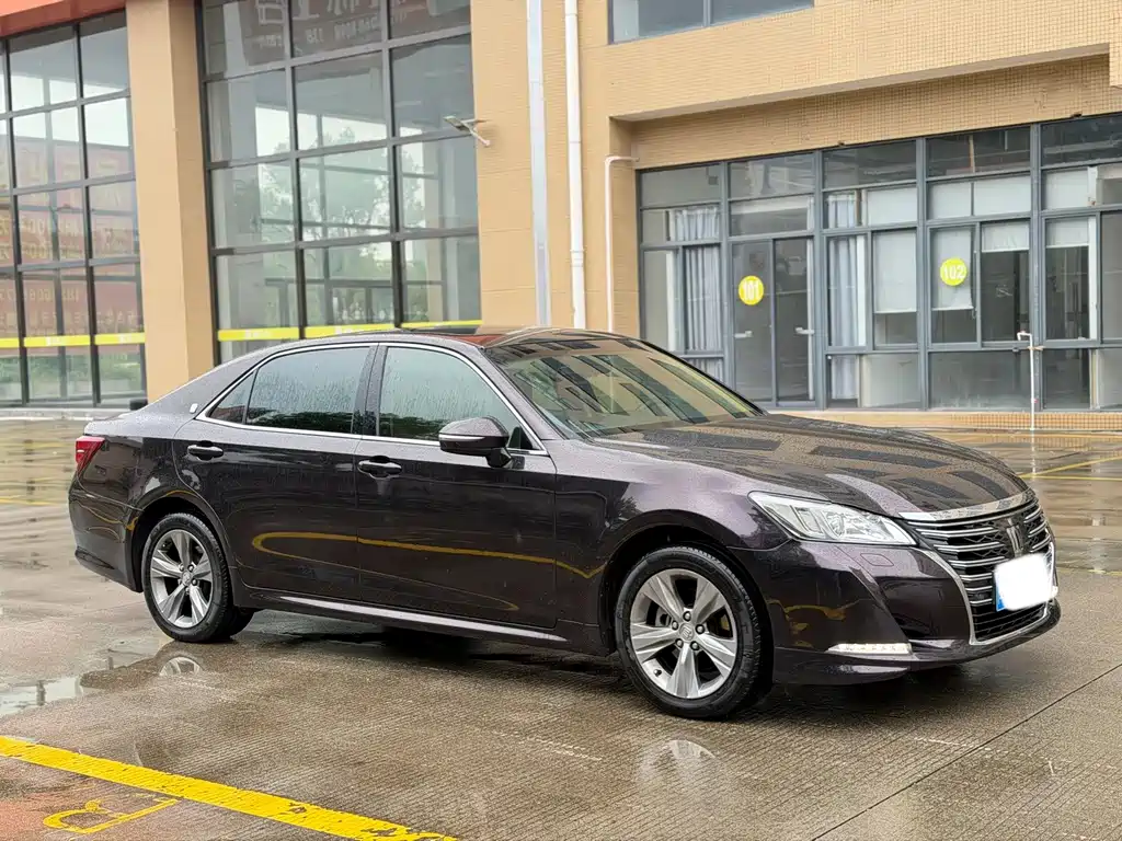 Toyota Crown — миниатюра 3