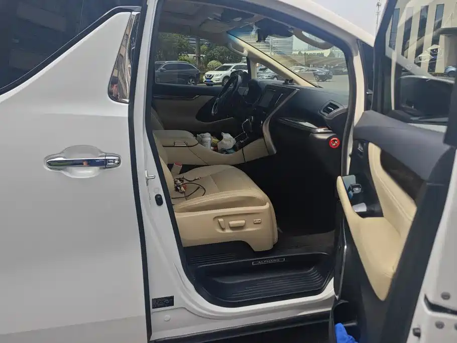 Toyota Alphard — миниатюра 8