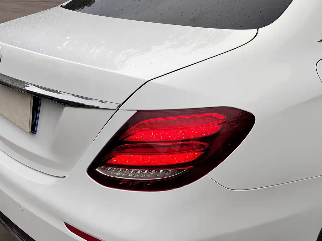 Mercedes-Benz E-Class — миниатюра 9
