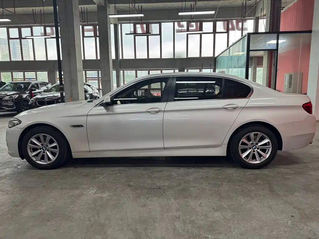 BMW 5 Series — миниатюра 4