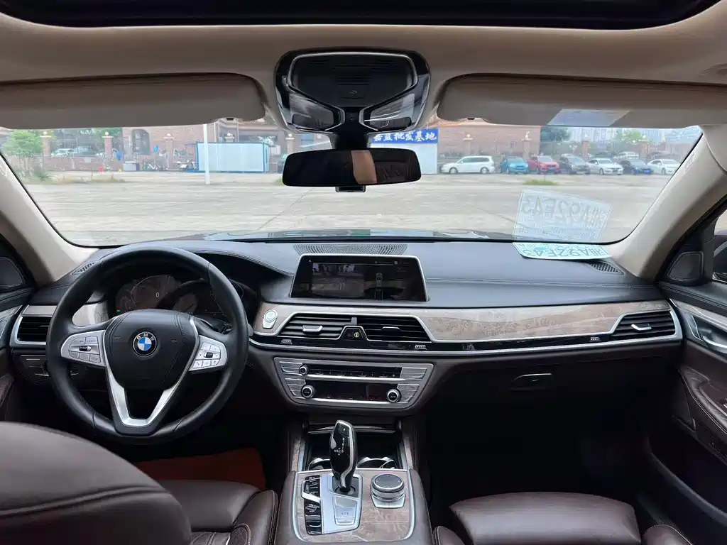 BMW 7 Series — миниатюра 6