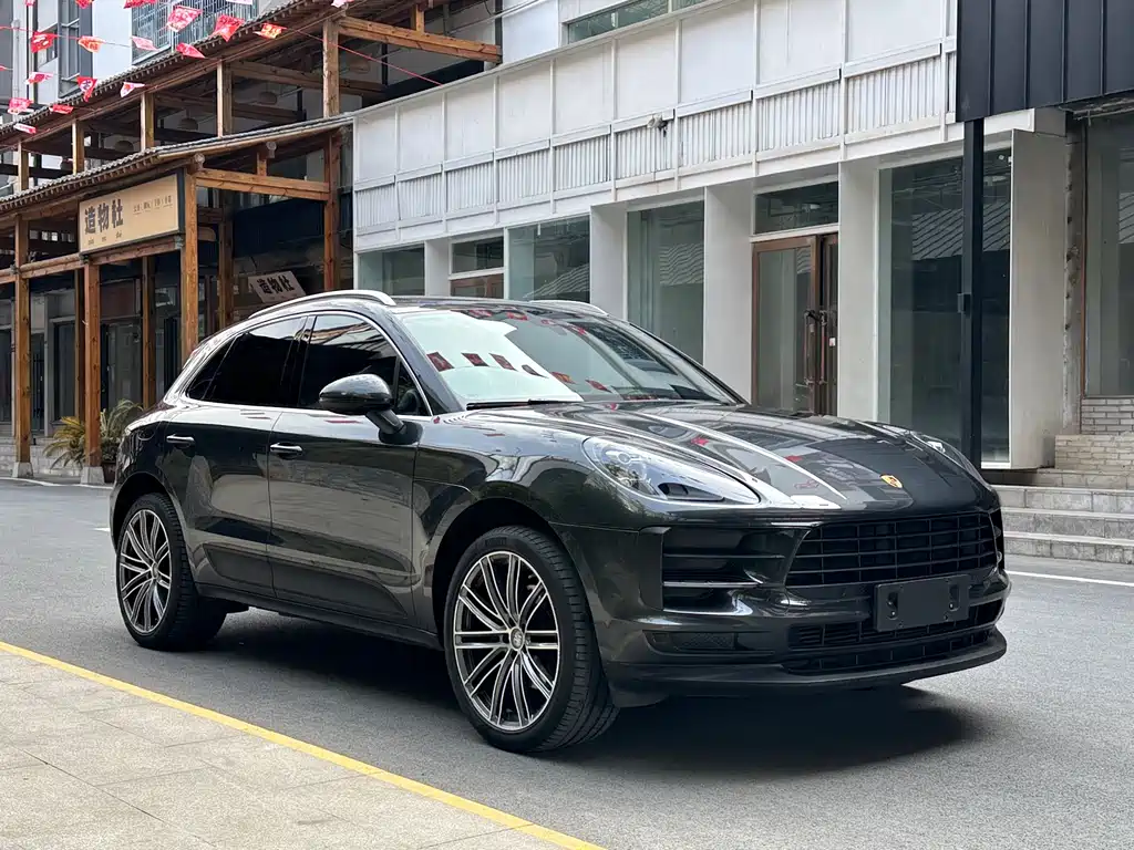PORSCHE MACAN