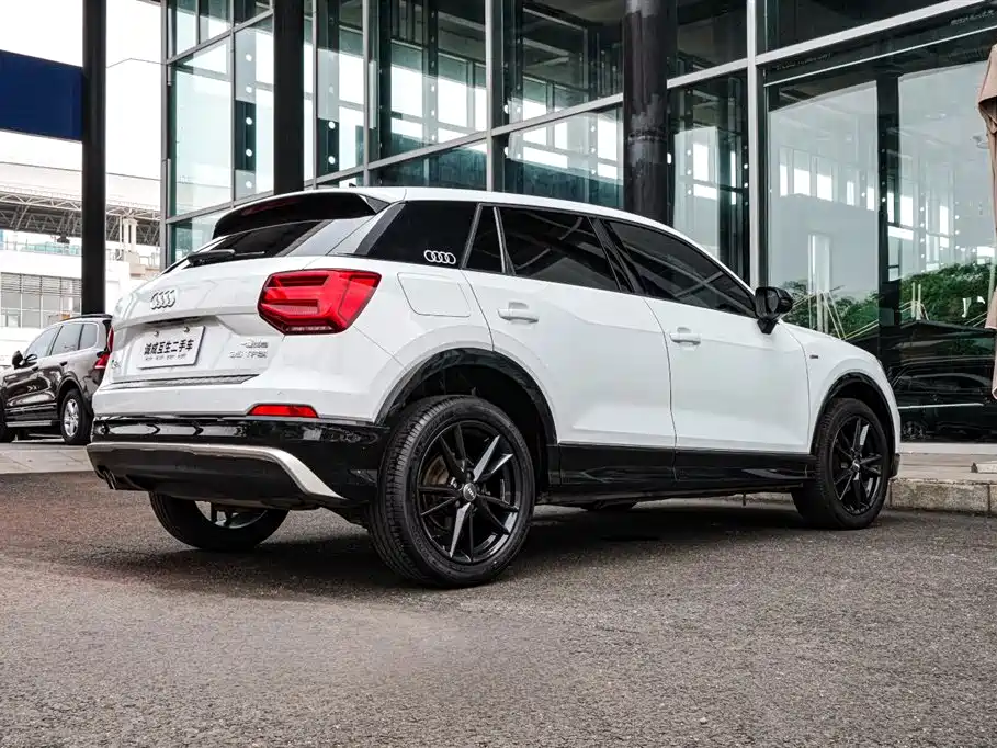 Audi Q2L - фото 6