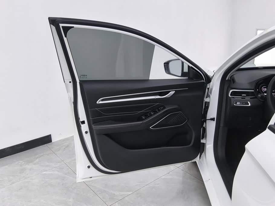 Geely Emgrand 1.5 л 2023 г. Белый, пробег 43300 км