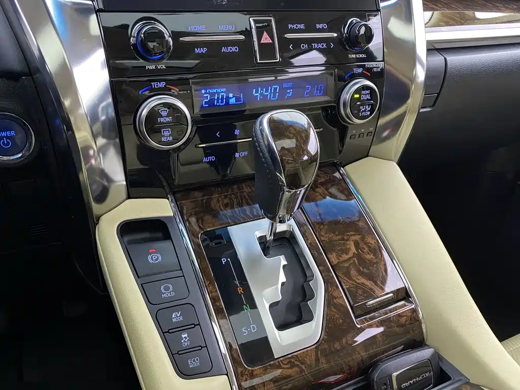 Toyota Alphard — миниатюра 25