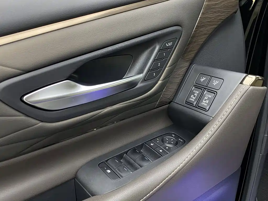 Toyota Alphard — миниатюра 36