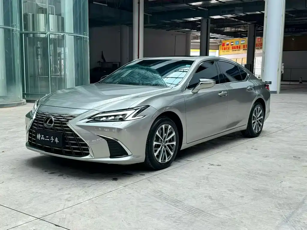 Lexus ES 2025