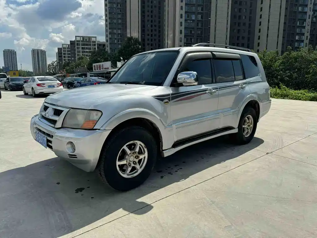 Mitsubishi Pajero — миниатюра 3