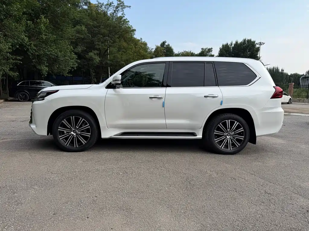 Lexus LX — миниатюра 7